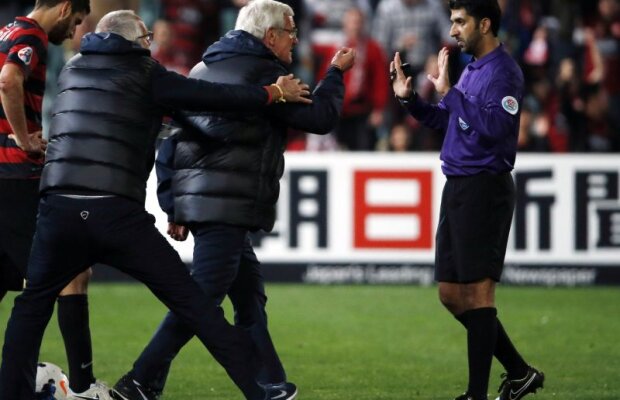 VIDEO Marcello Lippi a văzut negru în faţa ochilor! » A intrat pe teren şi a sărit la gîtul arbitrului