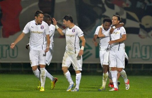 Lipseşte două săptămîni! » Daniel Isăilă nu se va putea baza pe un fundaş titular în meciul cu Olympique Lyon