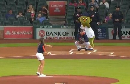 VIDEO Nu trebuie să ştii multe despre baseball ca să îţi dai seama că asta e cea mai ORIBILĂ aruncare din istorie! :D