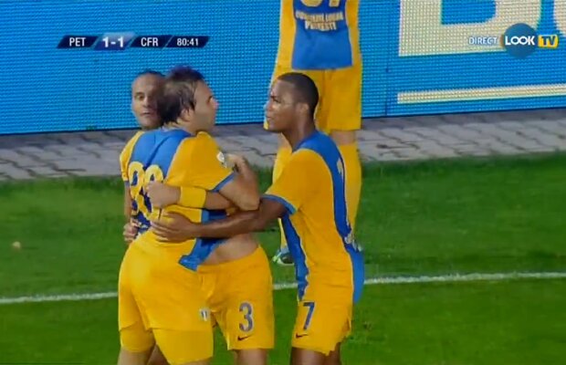 VIDEO Felipe Teixeira şi-a ieşit din minţi după ce a fost eliminat » A sărit la Sebastian Colţescu şi i-a aruncat tricoul arbitrului de rezervă: ”Joacă tu, mă!” :O