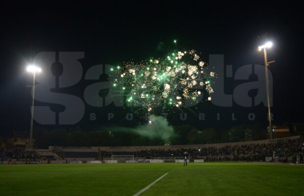 Spectacol în Moldova » Suporterii botoşăneni au făcut show în meciul în care gruparea moldavă a inaugurat nocturna