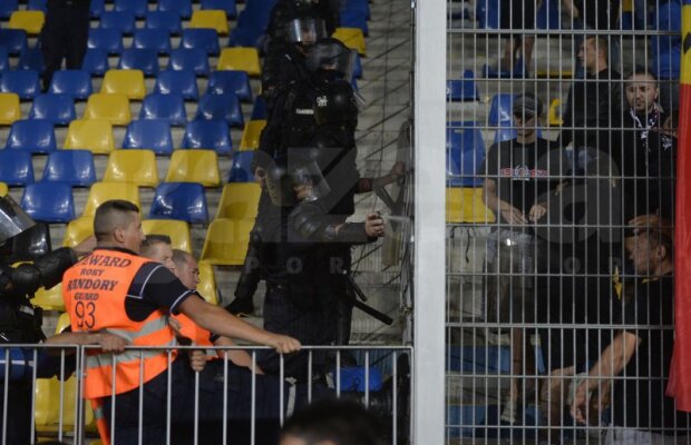 VIDEO şi FOTO Incidente la Petrolul - Steaua! Partida a întîrziat aproape 10 minute din cauza conflictelor dintre fani