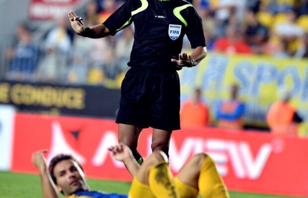 Ameninţat de ploieşteni » Banner şocant al fanilor Petrolului la adresa arbitrului Sebastian Colţescu!