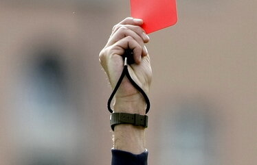 VIDEO Aşa ne facem de rîs în lume » Un arbitru român realizează premiera: motiv incredibil pentru care elimină un jucător :D