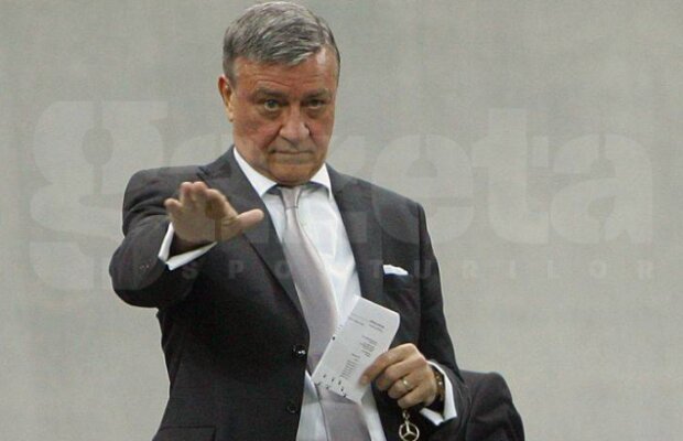 Mircea Sandu desfiinţează un antrenor român: "Să ne lase cu vrăjeala aia şi să se ducă învîrtindu-se!"