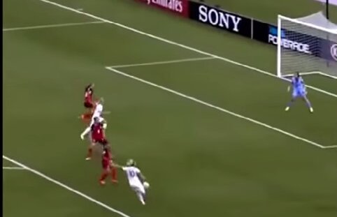 VIDEO Urmaşele lui Zinedine Zidane » Jucătoarele franceze au reuşit o fază cum nici băieţii nu prea reuşesc ;)