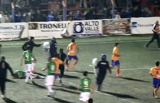 VIDEO De 12 ori roşu! » Pumni, picioare şi eliminări pe bandă rulantă într-un meci din Argentina