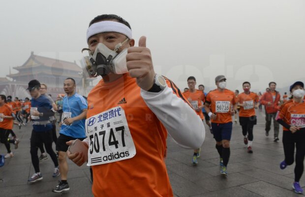 Imagine dezolantă la Maratonul de la Beijing » Au alergat cu masca pe figură!