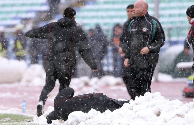 Bulgăr de colaps » Antrenorul lui ŢSKA Sofia a leşinat după ce a fost lovit cu un bulgăr de zăpadă aruncat din tribună