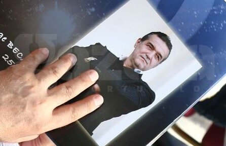 Gigi Becali şi-a lansat cartea în 9000 de exemplare! Pasaj din introducere: "A murit Gigi pe care-l cunoştea lumea"