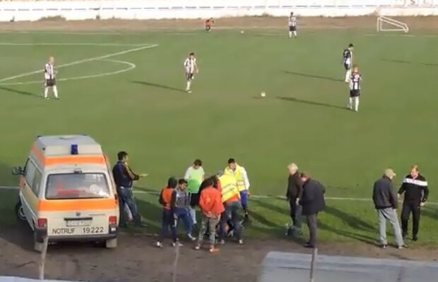 VIDEO Moment inedit în fotbalul românesc! Un spectator i-a luat locul arbitrului accidentat