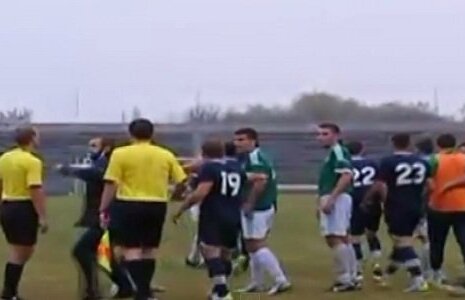 VIDEO Bombardat! Un arbitru din Ucraina a fost executat de un fotbalist de rezervă! KO ca în galele de box