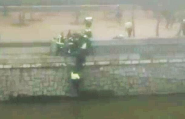 VIDEO Război pe străzile Madridului » Un fan al lui Deportivo a murit, după ce a fost bătut violent şi aruncat în rîu!