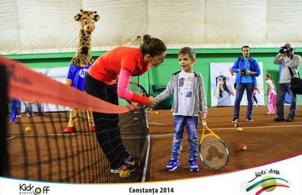 FOTO Simona Halep şi Horia Tecău, alături de copiii pasionaţi de tenis » 350 de puşti i-au «sufocat» pe cei doi tenismeni
