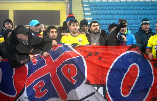 FOTO Imagini impresionante la Iaşi » Jucătorii Stelei au sărbătorit pe teren cu galeria la ultimul meci din 2014