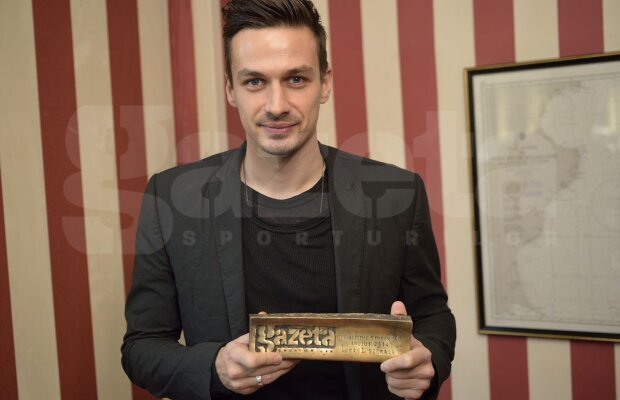 Cum a reacţionat Lukasz Szukala cînd a primit trofeul GSP: ”Acum trebuie să plătesc suplimentar la bagajul de cală cînd plec acasă” :)