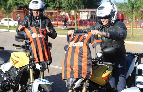 FOTO Şahtiorul lui Mircea Lucescu e iubit în Brazilia » Antrenorul s-a pus bine cu poliţia locală ;)