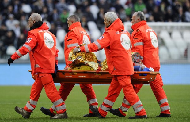 VIDEO şi FOTO Accidentare horror la meciul Juventus - Chievo! A ieşit cu fruntea tăiată de pe teren după o ciocnire cu un adversar :S