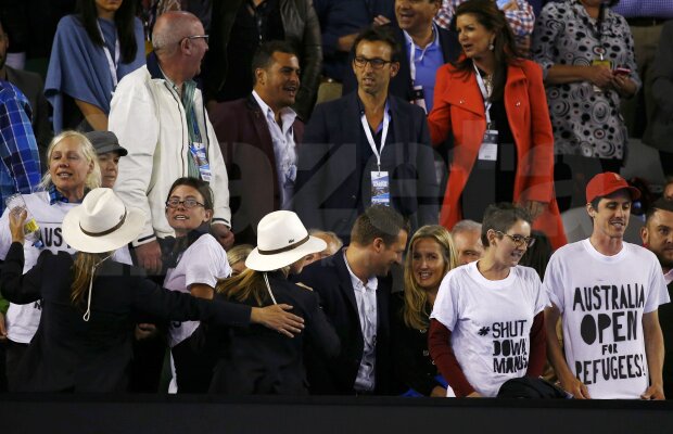 GALERIE FOTO Mai mulţi protestatari au intrat pe teren finala de la Australian Open! Meciul a fost întrerupt mai multe minute