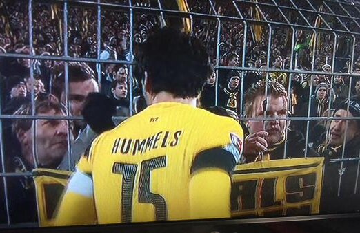 VIDEO+FOTO Scandal monstru la Dortmund » Roman Weidenfeller şi Mats Hummels au fost băgaţi în şedinţă de ultraşi după eşecul cu Augsburg