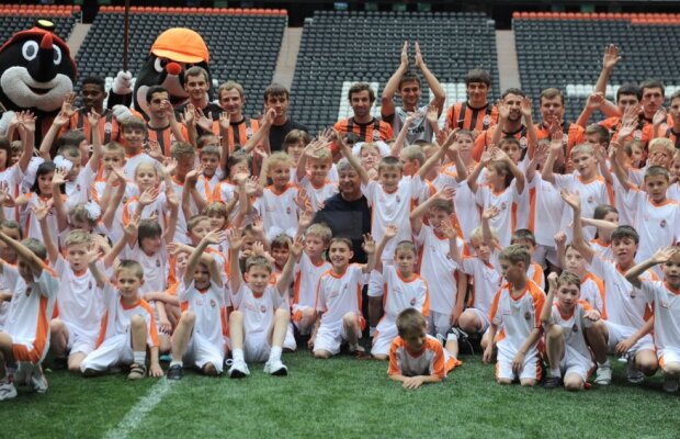 Idolul puştilor Ucrainei: "Mircea, Mircea, Mircea!" » Zeci de copii şi adolescenţi l-au asaltat ieri pe Luce la Lvov