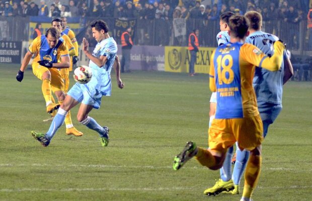 Ce nu s-a văzut la TV » Arbitrul de la Petrolul - Braşov n-a vrut să dea drumul partidei » Care a fost motivul