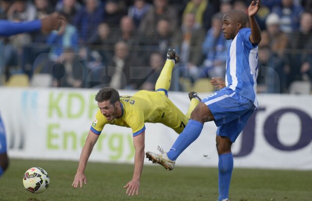 VIDEO Meci de "B". Arbitraj de "C". Gazon de "D" » Partida CSU Craiova - Steaua a oferit o imagine jalnică a fotbalului românesc