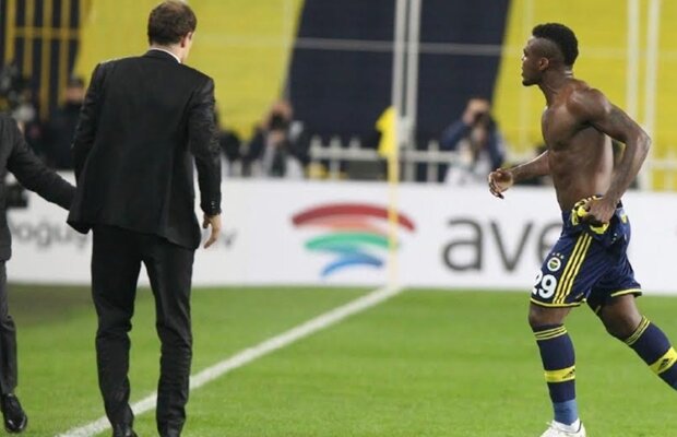 VIDEO Imagini şocante la Fenerbahce - Beşiktaş » A vrut să iasă de pe teren după ce a fost înjurat de fanii săi