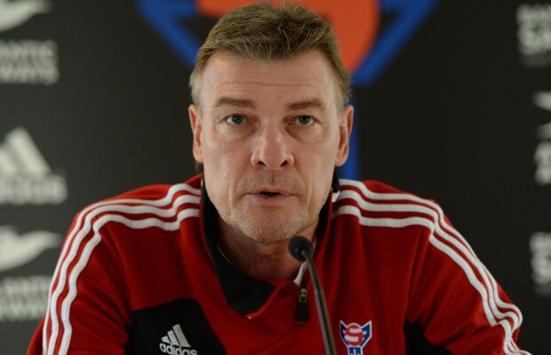 Antrenorul Insulelor Feroe uimit după meciul de la Ploieşti cu România: "Nu e un lucru tocmai obişnuit pentru noi" :)