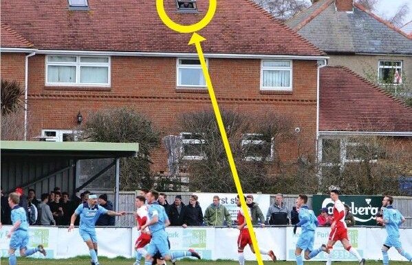 Fotbal văzut prin luminator » Soluţia disperată găsită de un antrenor suspendat pentru a urmări meciul echipei sale