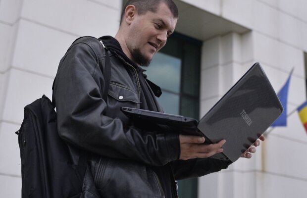 Istoricul Cătălin Parfene spune că anumite porțiuni din lucrarea sa de master și cartea lui Copos seamănă izbitor, “doar că schimbă topica și folosește sinonime” » "Furt intelectual!"