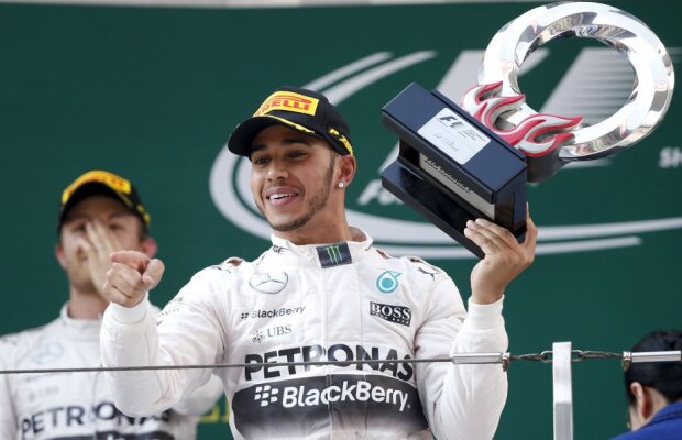 "Dublă" Mercedes » Lewis Hamilton se impune în China, Fernando Alonso încheie doar pe 12