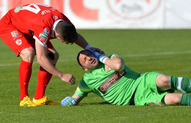 Incidente la Craiova » Portarul dinamoviştilor a avut nevoie de îngrijiri medicale din cauza suporterilor olteni