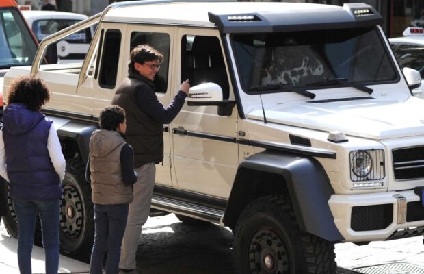 GALERIE FOTO Fratele unui fotbalist din Liga 1 a ieșit la shopping cu "tancul" lui de 500.000 de euro