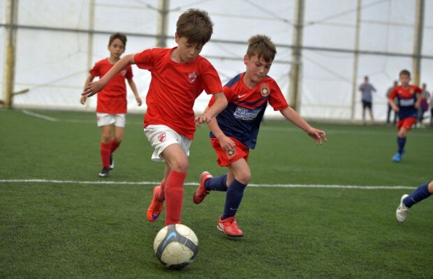 GALERIE FOTO Exemplu pentru seniori! Dinamo 2006 a umilit Steaua 2006, scor 7-1 » Gest emoționant al puștiului care a plîns după Derby de România