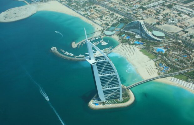 GALERIE FOTO Invovația începutului de secol » Imagini incredibile: unde se va juca tenis în Dubai