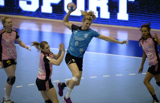 FOTO Cînd norocul îţi surîde! » CSM Bucureşti a cîştigat la un singur gol şi a luat conducerea, dar cele două echipe au avut evoluţii extrem de oscilante