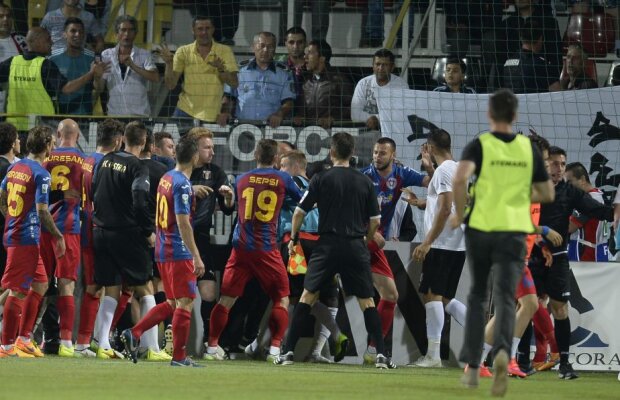 VIDEO şi FOTO Momente incendiare în finalul meciului Astra - ASA 3-1 » Jucătorii s-au luat la bătaie, iar Colţescu a eliminat 5 oameni