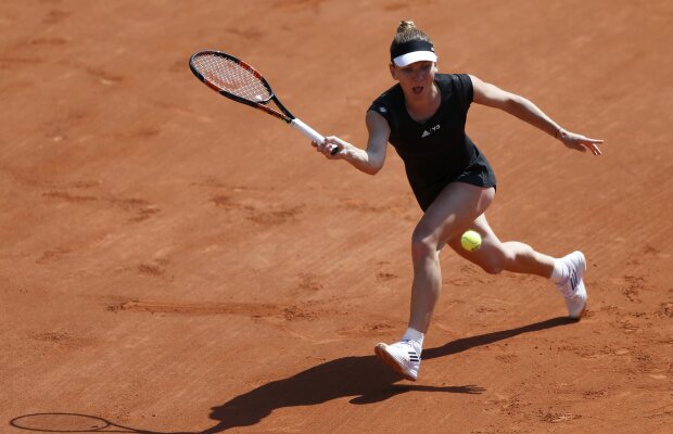 VIDEO SHOT OF THE DAY » Simona Halep e lîngă Roger Federer după o lovitură de excepţie la Roland Garros