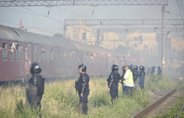 FOTO Au invadat albul și negrul! U Cluj a recreat o obișnuință a suporterilor din anii '90