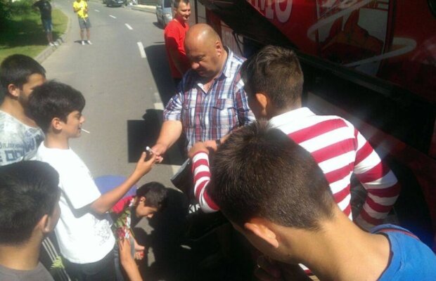 FOTO Voie bună și relaxare în cantonamentul "cîinilor" » Cîțiva puști au reușit să oprească autocarul lui Dinamo 