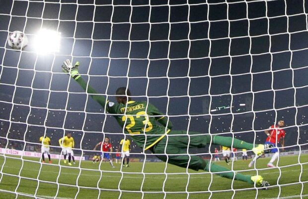 VIDEO Salvaţi de trişor » Vidal a simulat, iar arbitrul argentinian Pitana i-a dăruit penaltyul primului gol al competiţiei