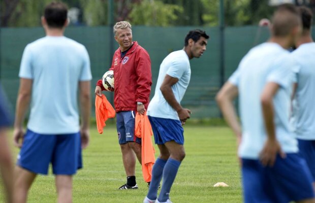 Reportaj din mijlocul echipei care vrea s-o detroneze pe Steaua: Dan Petrescu are jucători de două echipe 