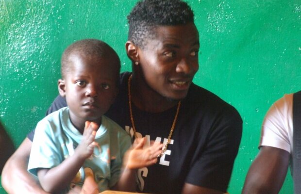 FOTO Imagini impresionante din Camerun » Dinamovistul Collins Fai a luat parte la o acțiune caritabilă