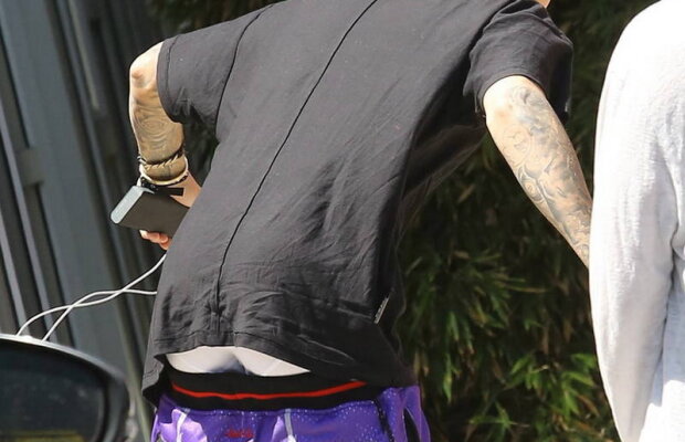 Un megastar american, cu fundul pe afară în plină stradă