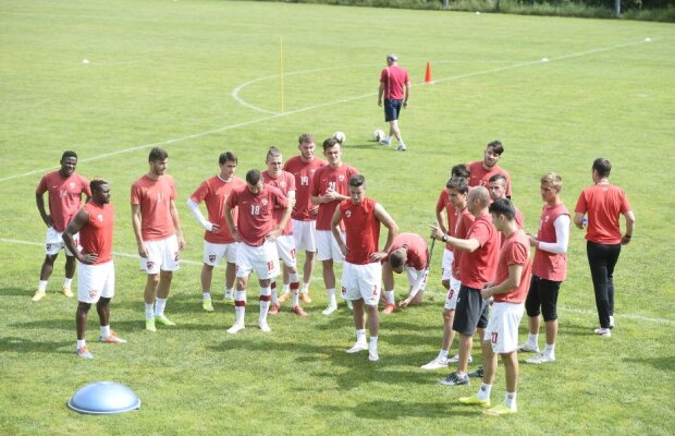 Rednic improvizează la Dinamo » Antrenorul "cîinilor" îi schimbă poziția unui jucător