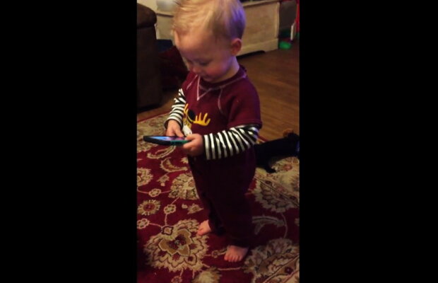 Video | Un bebeluș are cea mai funny reacție atunci când telefonul îi sună în mână!