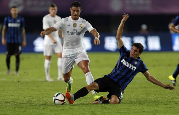 FOTO Imaginea zilei » Cum a reacționat Ronaldo cînd mascotele lui Isco și Kroos i-au părăsit în favoarea lui :)