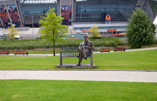 Statuie la Donețk. Luce, în parc, pe bancă » Șahtior îi pregătește un cadou special lui Mircea Lucescu la 70 de ani