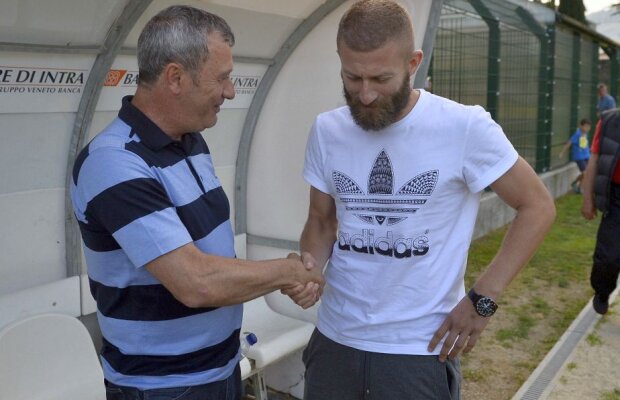 FOTO Suporterii pun căpitanul » 200 de fani le-au făcut un cadou inedit lui Rednic și Vojnovici înainte de derby